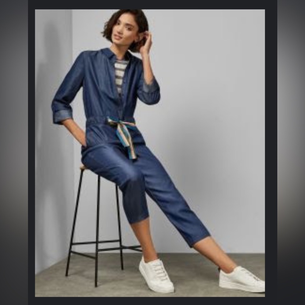 ARIOCA 
Printed short sleeved jumpsuit 

COLOUR 
Blue 

SIZE 
Ted Size 0 (US 2)